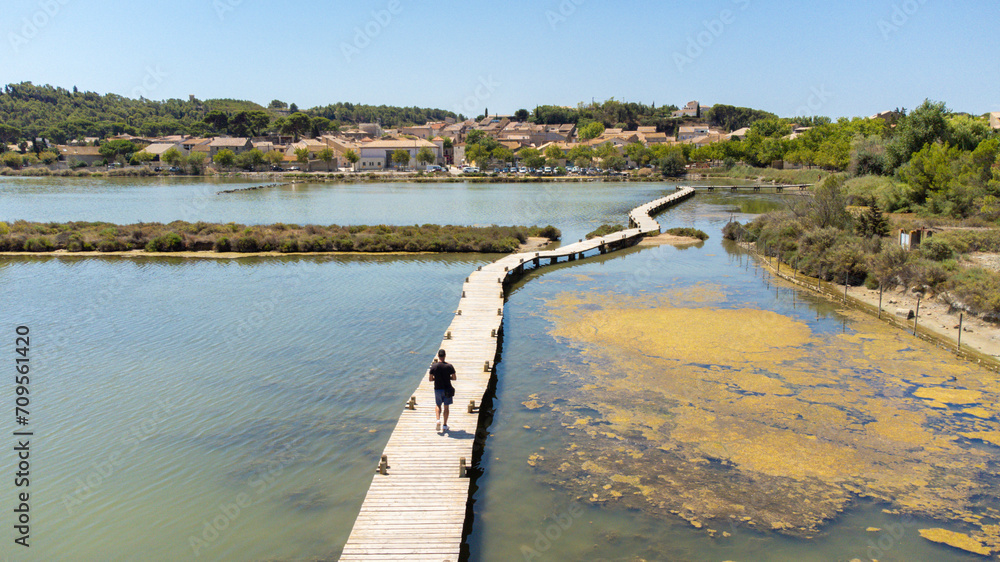 Vue aérienne de la Ballade des Pontons de Peyriac de Mer, Aude, Occitanie, Etang de Bages-Sigean