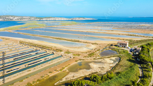Vue aérienne de marais salants, Gruissan, Occitanie, Canal de la Robine