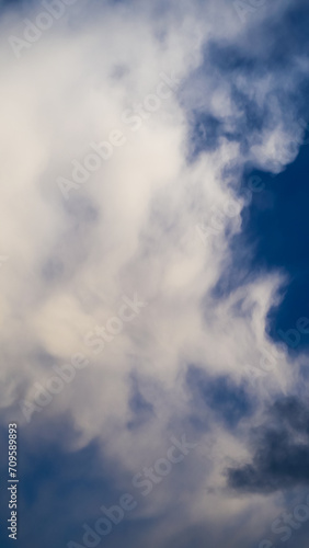Fototapeta Naklejka Na Ścianę i Meble -  Ciel partiellement couvert, moutonné de cumulus de beau temps