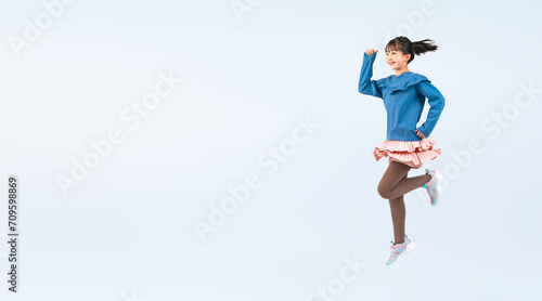 ジャンプする女の子（切り抜き背景透過PNGも販売しております。作成者リンクから「PNG」で検索してください）