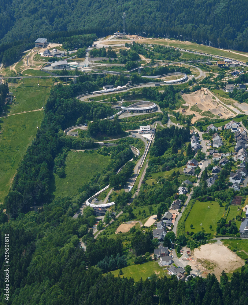 Luftbild der Bobbahn in Winterberg