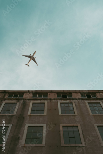 Ein Flugzeug fliegt über ein Gebäude