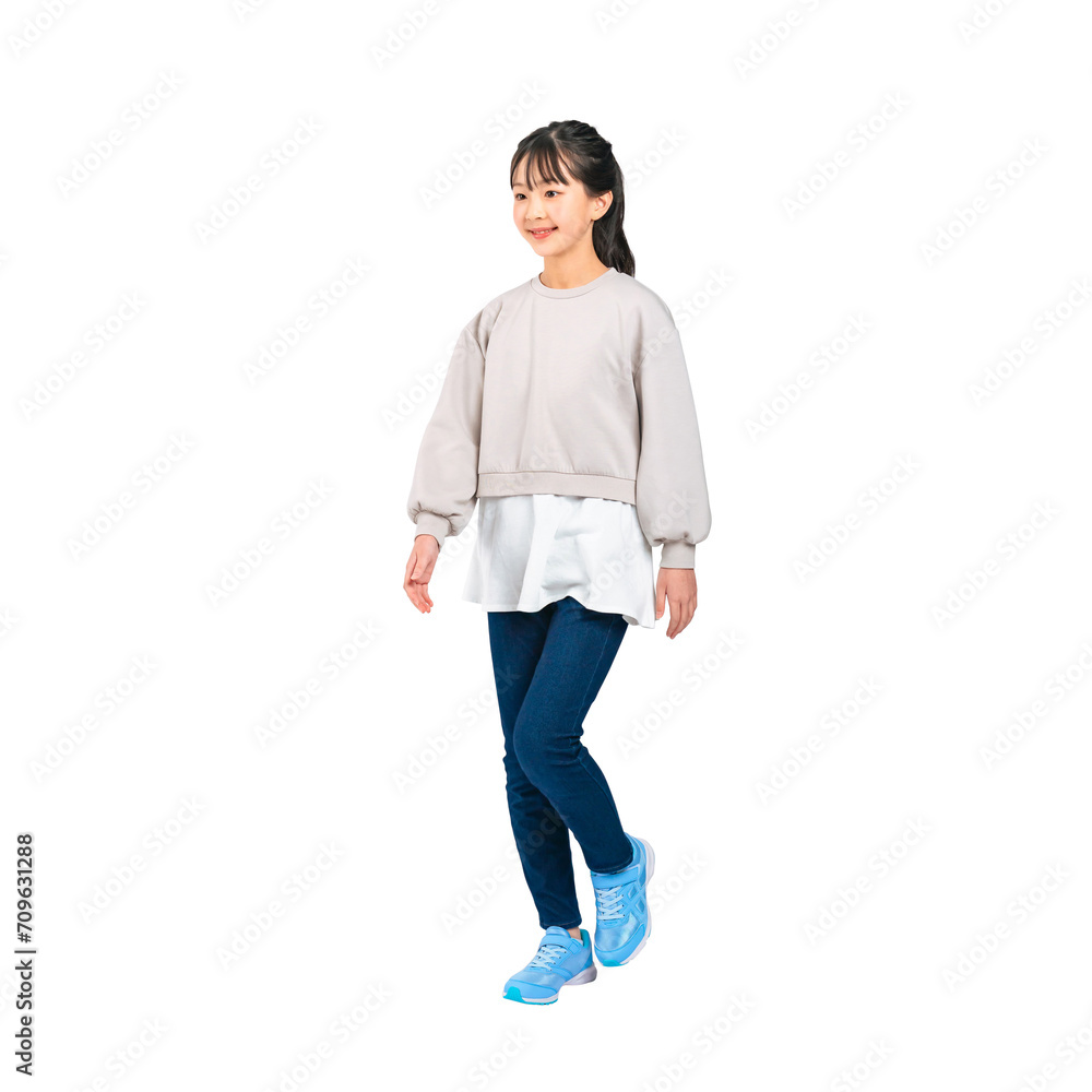 Fototapeta premium 歩く女の子の全身写真 手作業で精密に切り抜いた背景透過写真PNG