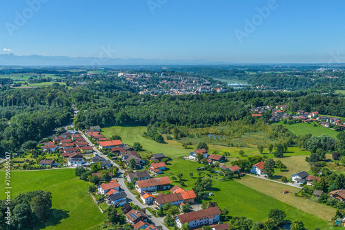 Blick auf die Ortschaft Penzing und den Penzinger See bei Babensham