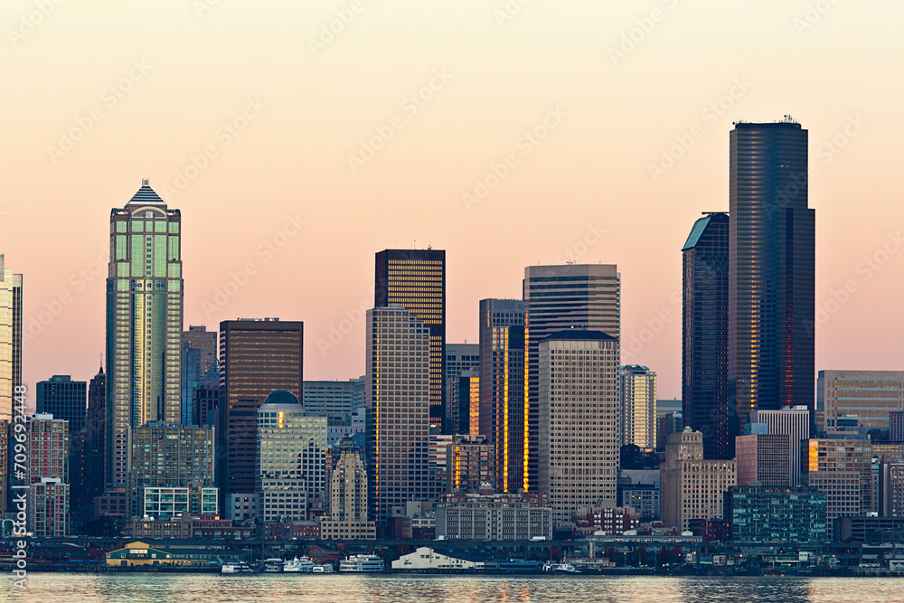 Obraz premium 4K Ultra HD Image: Seattle City Lights - Modern Waterfront Skyline at Dusk