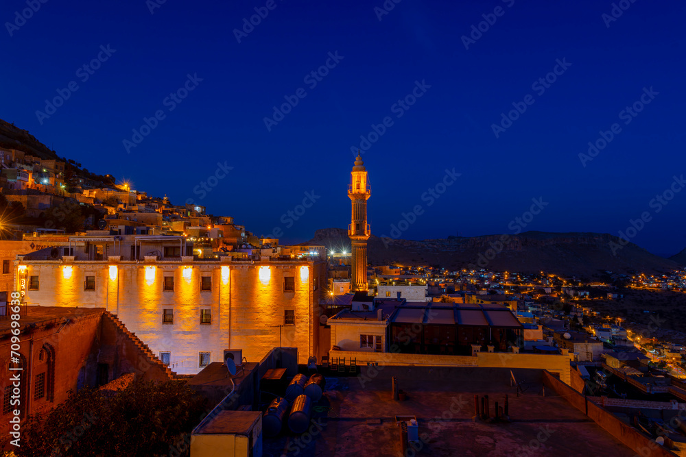 Obraz premium Ancient and stone houses of Old Mardin (Eski Mardin) with Mardin Castle, Located South Eastern of Turkey