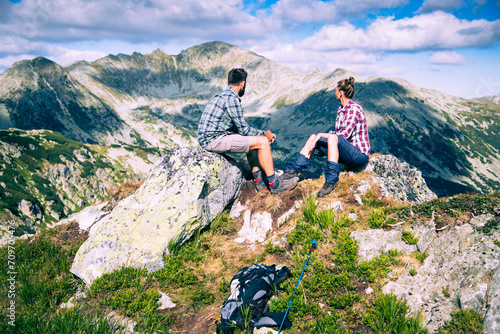 Fotografia couple sitting on mountain top in amazing summer landscape