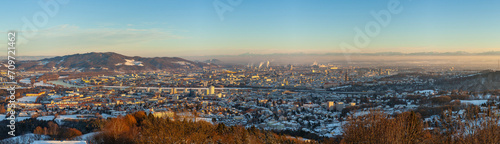 Linzpanorama im Winter bei Sonnenuntergang mit Alpen im Hintergrund