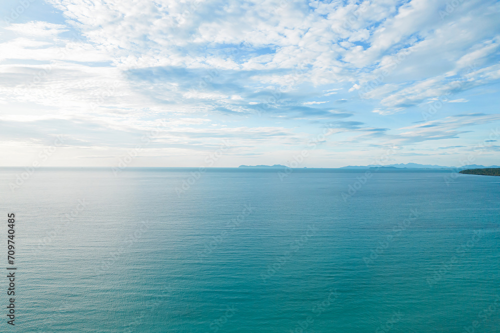 Obraz premium Beautiful seascape with blue sky and clouds in morning.