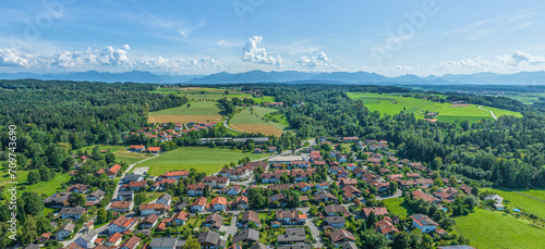 Ausblick über Amerang im Kreis Rosenheim in Oberbayern nach Süden zum Alpenrand