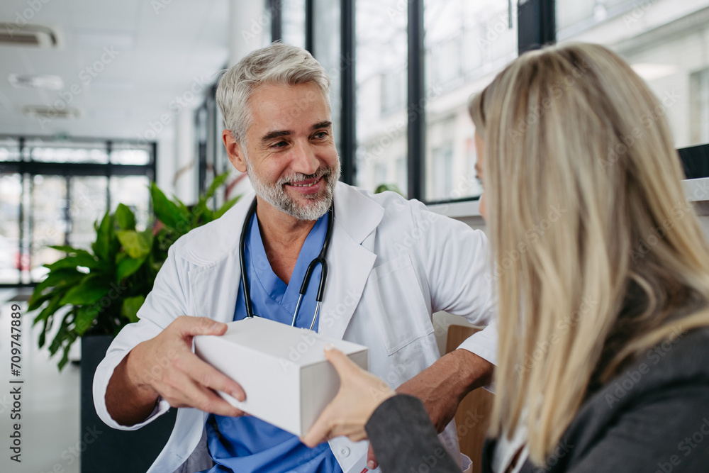 Obraz premium Pharmaceutical sales representative presenting new medication to doctor in medical building.