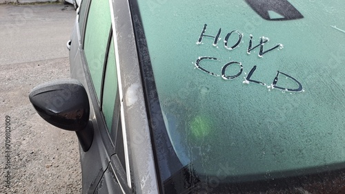 Photos Che freddo scritto su un'auto con il parabrezza coperto di ghiaccio