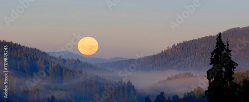Hügellandschaft bei Nebel und Sonnenuntergang im Bayerischen Wald, Bayern, Deutschland, Europa, Panorama