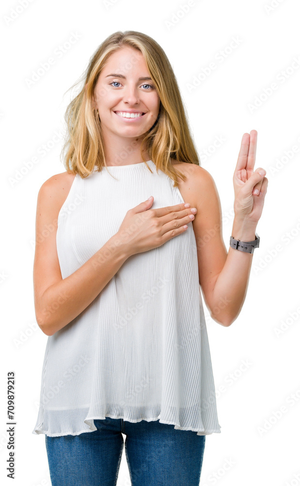 Obraz premium Beautiful young elegant woman over isolated background Swearing with hand on chest and fingers, making a loyalty promise oath