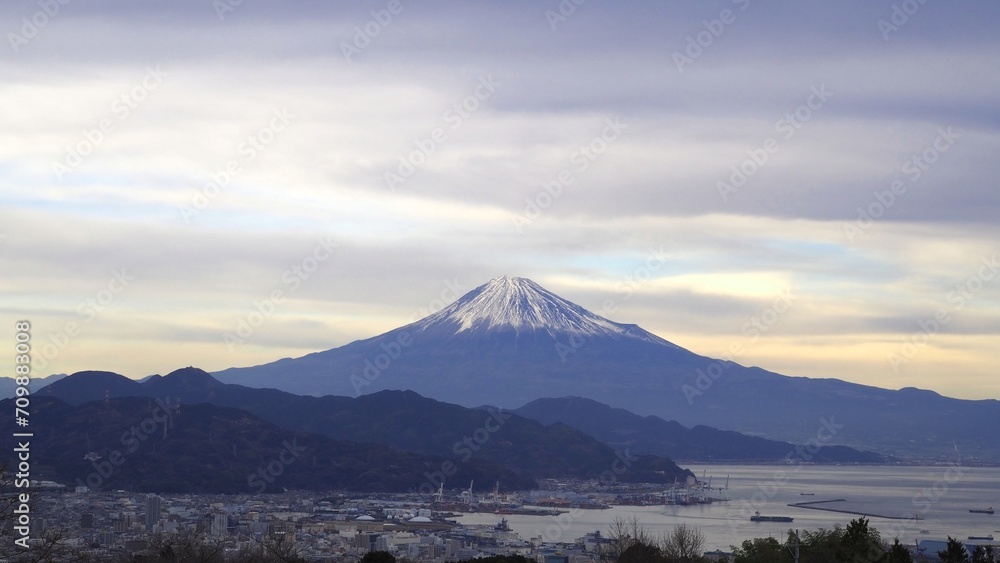 ＜静岡＞朝焼けの富士山と清水港