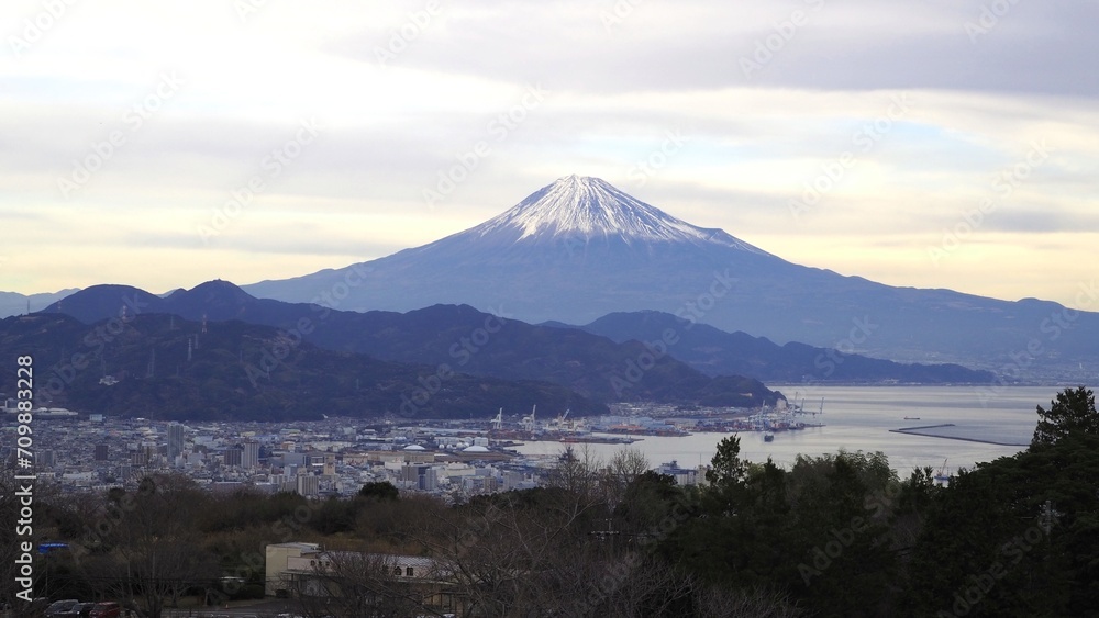 ＜静岡＞朝焼けの富士山と清水港