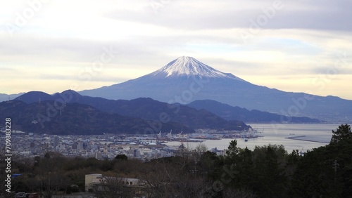 ＜静岡＞朝焼けの富士山と清水港