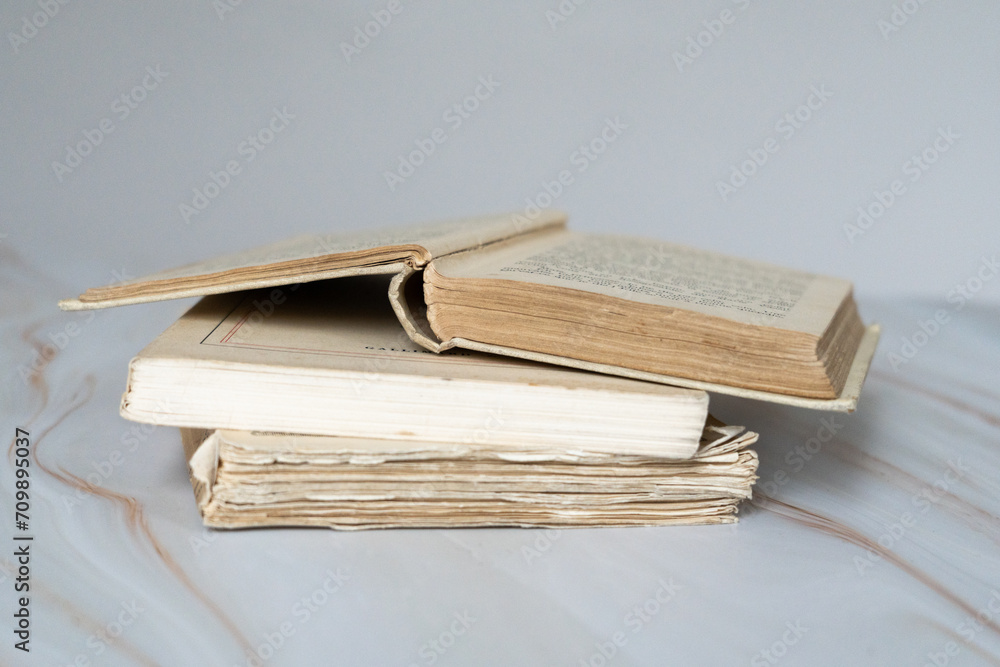 Pile de livres anciens avec un livre ouvert sur le dessus - vieux