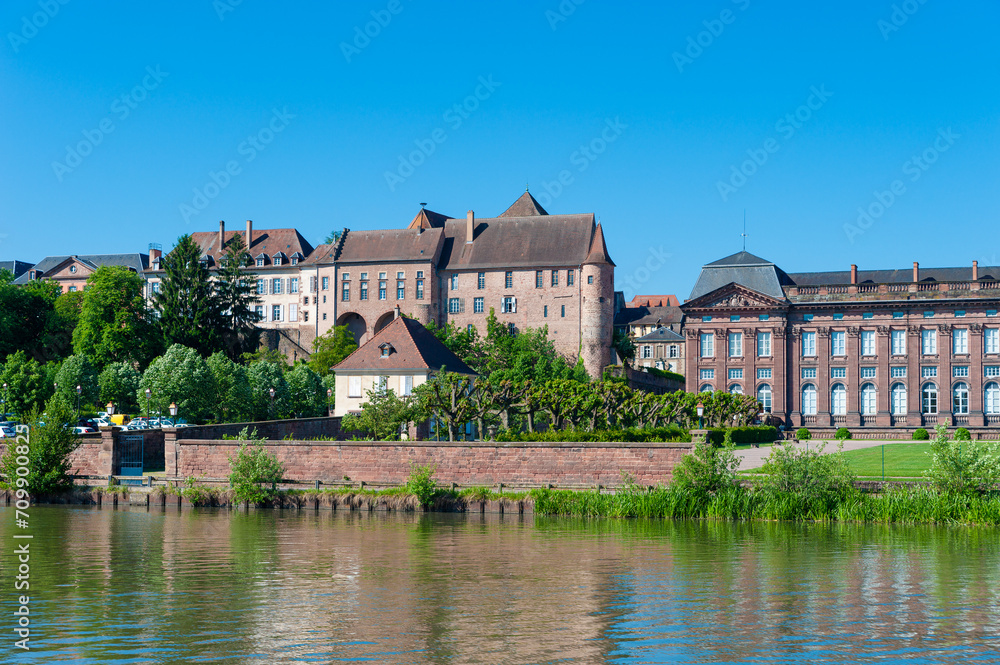 Blick über den Rhein-Marne-Kanal auf das Alte Bischöfliche Schloss in Saverne. Departement Bas-Rhin in der Region Elsass in Frankreich