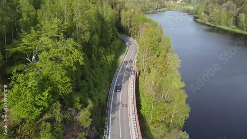 Drohnenflug über eine Landschaft