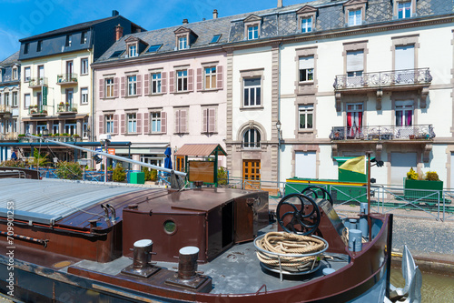 Frachtschiff in der Schleuse des Rhein-Marne-Kanals in Saverne. Departement Bas-Rhin in der Region Elsass in Frankreich photo