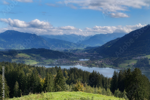 Berglandschaft in der Nähe von Immenstadt im Allgäu mit einem Blick auf den Großen Alpsee.