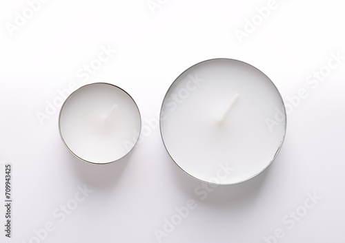 фотографія Common tealight and a maxi tealight, from above