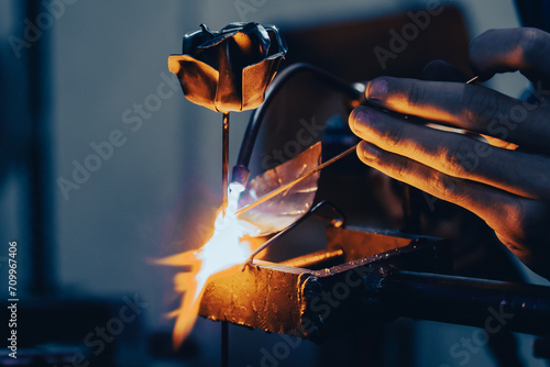 Leinwand Poster A craftsman welding a metal rose