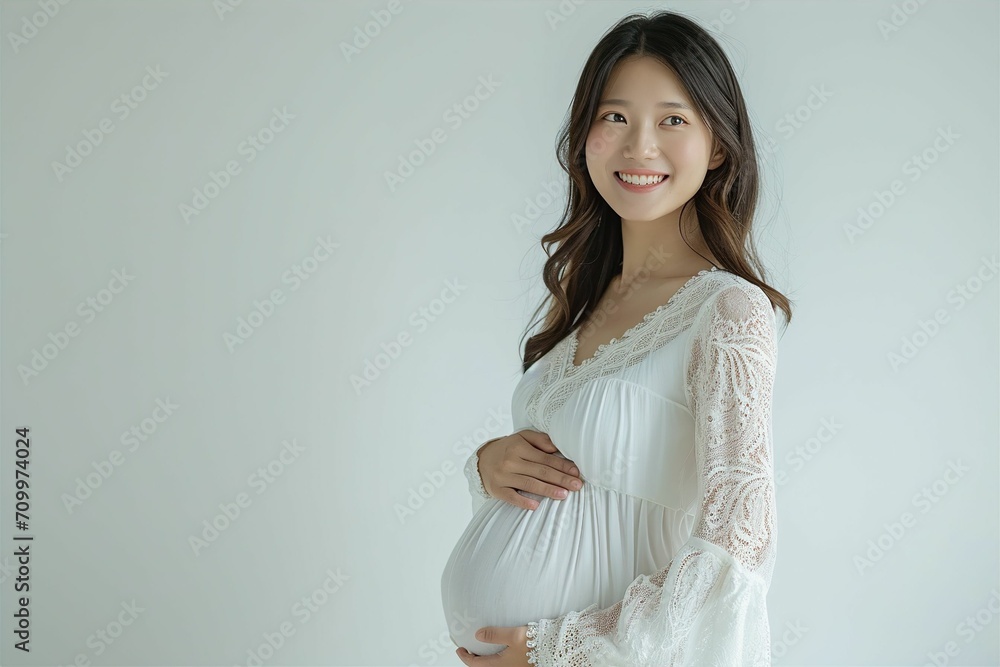 Obraz premium 白いドレスを着た日本人女性のマタニティフォト(妊娠・出産・記念)