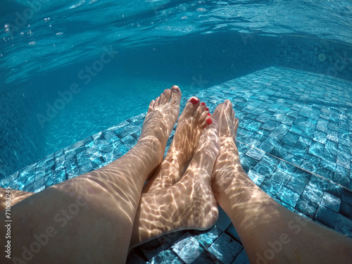 pés de casal em água de piscina  photo