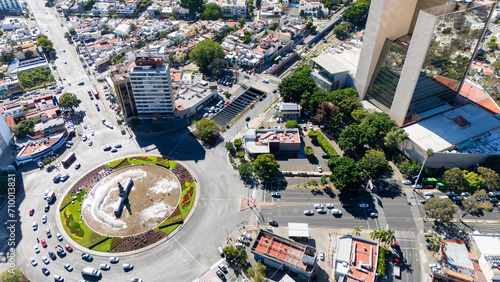 Glorieta Minerva, una de las glorietas más famosas de Guadalajara Jalisco, una toma aérea en hora de movilidad en la ciudad 