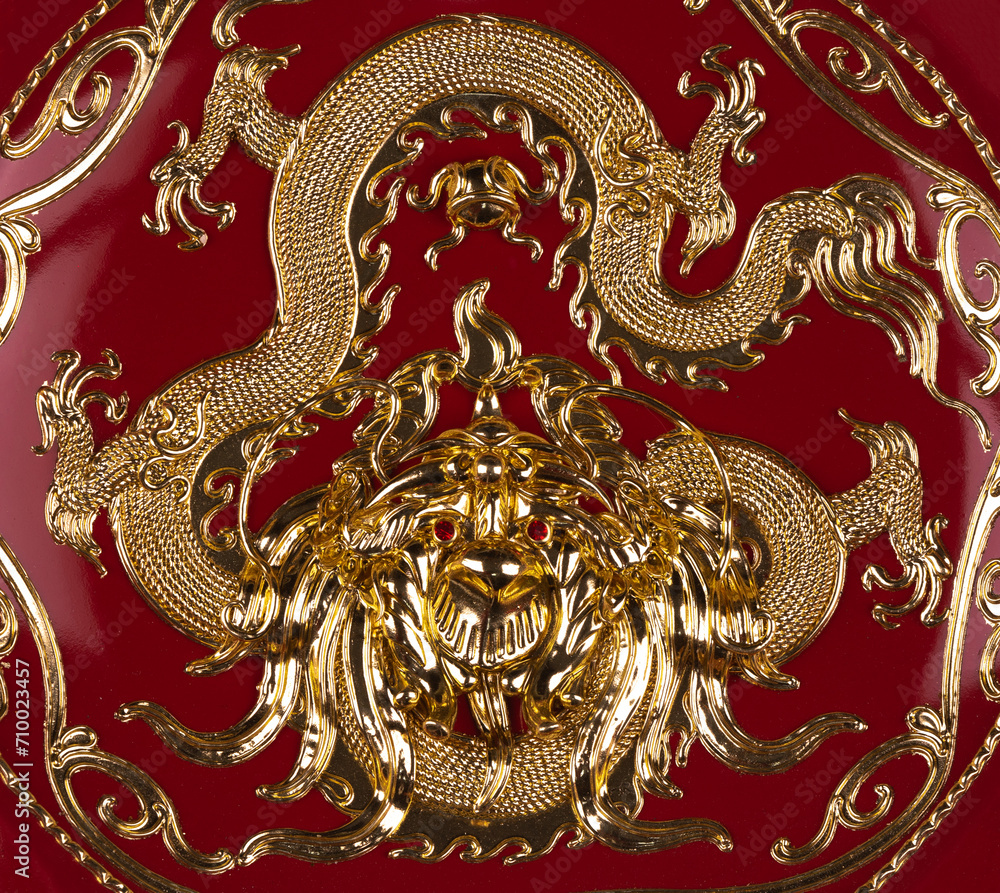 Fototapeta premium golden chinese dragon pattern on red background