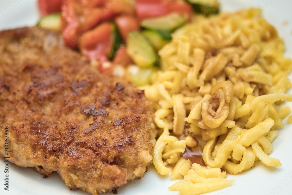 Schnitzel mit Spätzle und Gemüse Schnitzel mit Spätzle und Gemüse