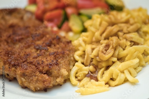 Schnitzel mit Spätzle und Gemüse