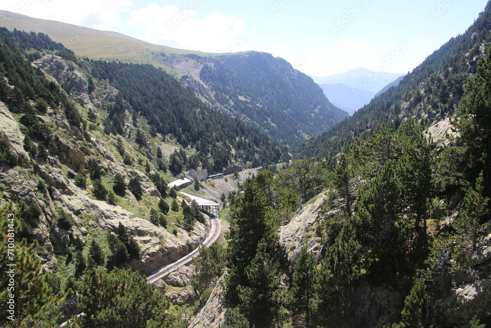 Naklejka premium Beautiful mountains with trees