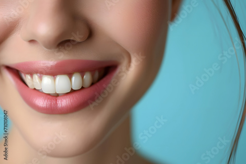 Strahlendes Lächeln der Gesundheit: Ein Bild von strahlend weißen Zähnen vermittelt das Konzept der optimalen Zahngesundheit und ästhetischen Zahnästhetik