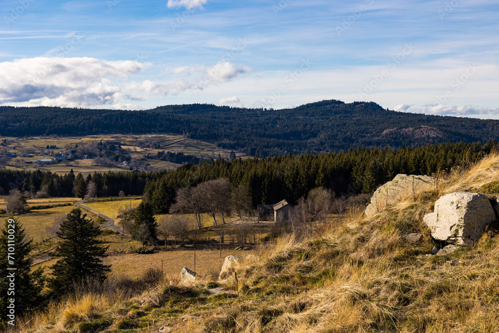 Paysage rural et naturel des sucs volcaniques depuis le Pic de Lizieux dans le Velay Paysage rural et naturel des sucs volcaniques depuis le Pic de Lizieux dans le Velay