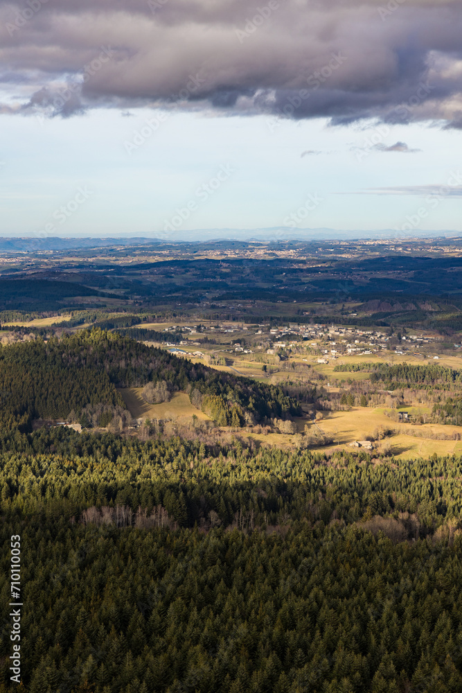 Paysage rural et naturel des sucs volcaniques depuis le sommet du Pic de Lizieux dans le Velay à 1388 mètres d’altitude