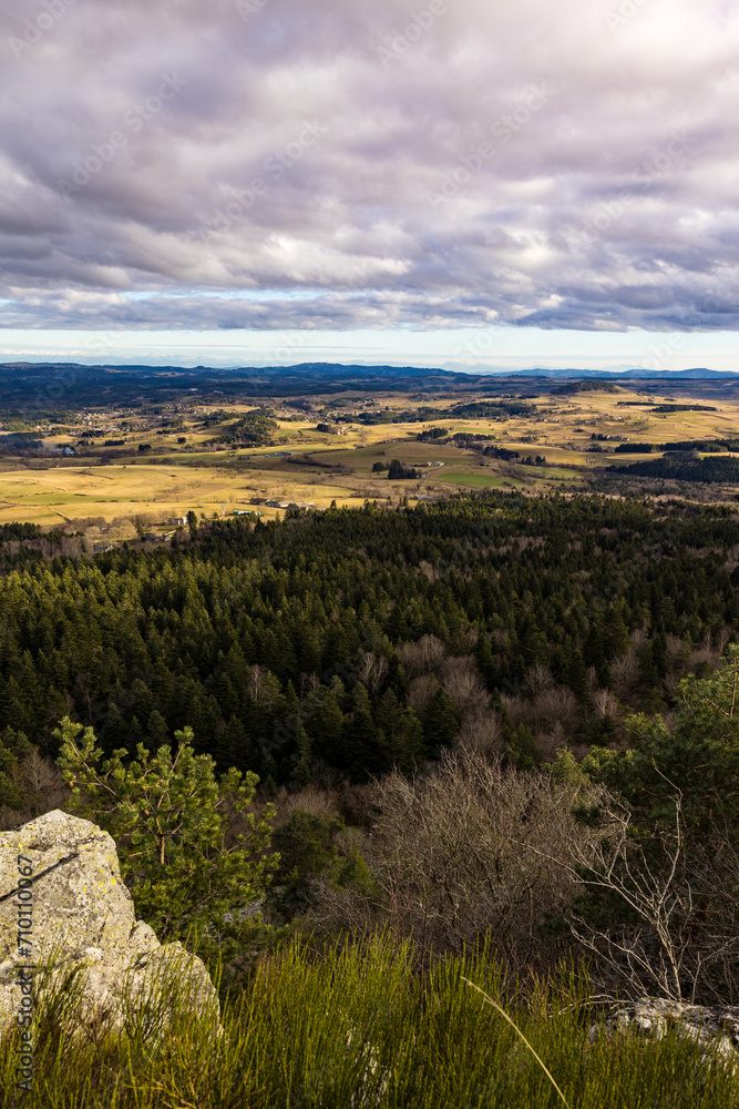 paysage-rural-et-naturel-des-sucs-volcaniques-depuis-le-sommet-du-pic