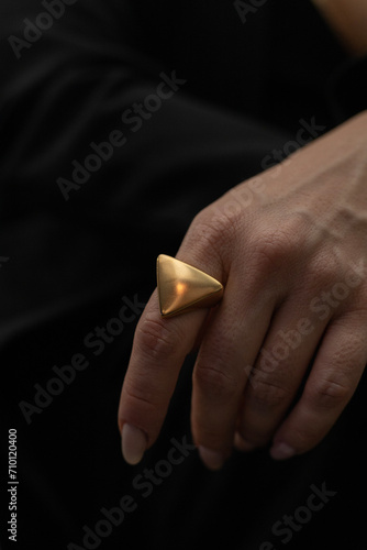 Mulher usando anel de ouro, elegante. photo