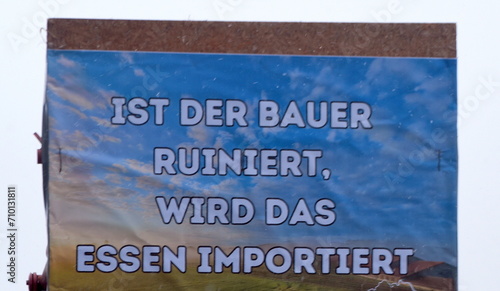 Transparent auf einer Demo: "Ist der Bauer ruiniert, wird das Essen importiert" © thauwald-pictures