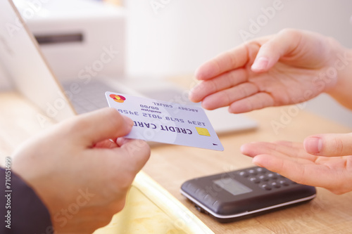 クレジットカードで支払いをする女性