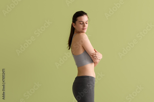 Sporty young woman on green...