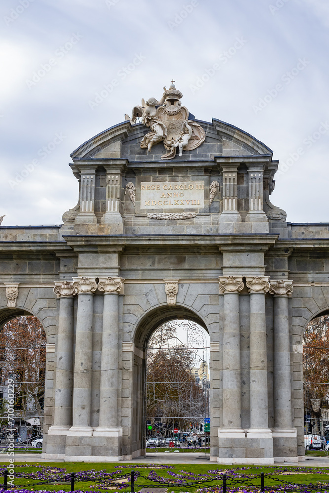 Obraz premium Alcala Gate (Puerta de Alcala, 1778) - Neo-classical monument in Independence Square (Plaza de la Independencia) in Madrid, Spain.