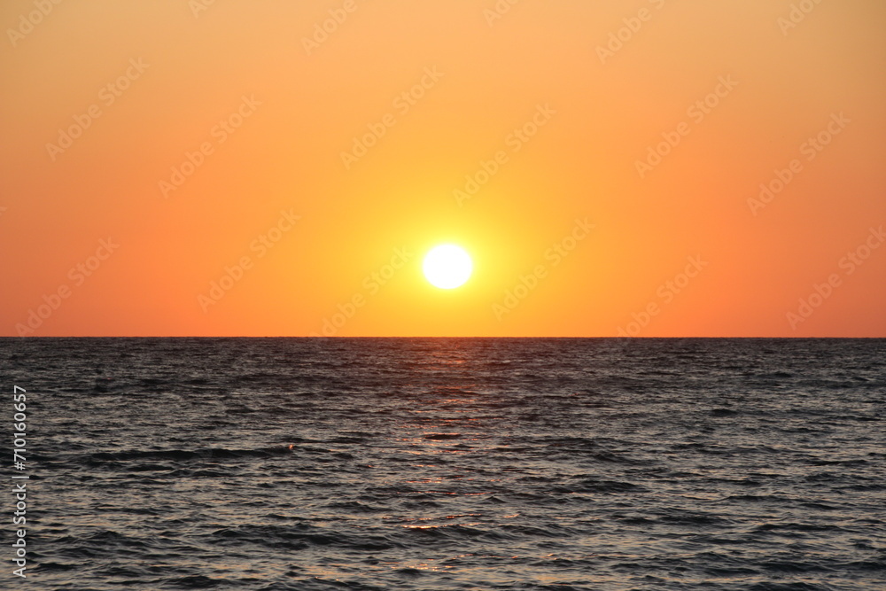 couché de soleil sur l'océan à Nosy iranja