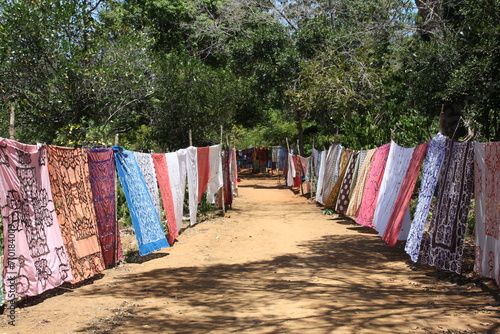 allée de draps et tissus multicolores à nosy be