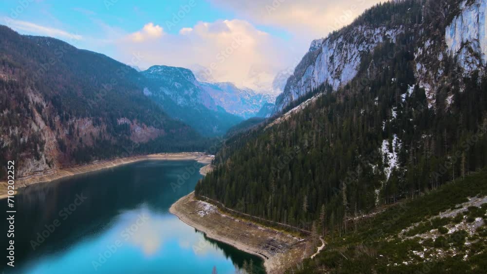 Drohnenflug über dem See mit Bergen Drohnenflug über dem See mit Bergen