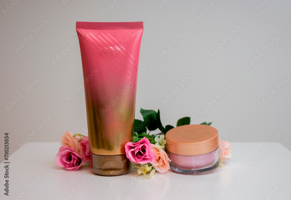 cremas con fondo de rosas cremas con fondo de rosas