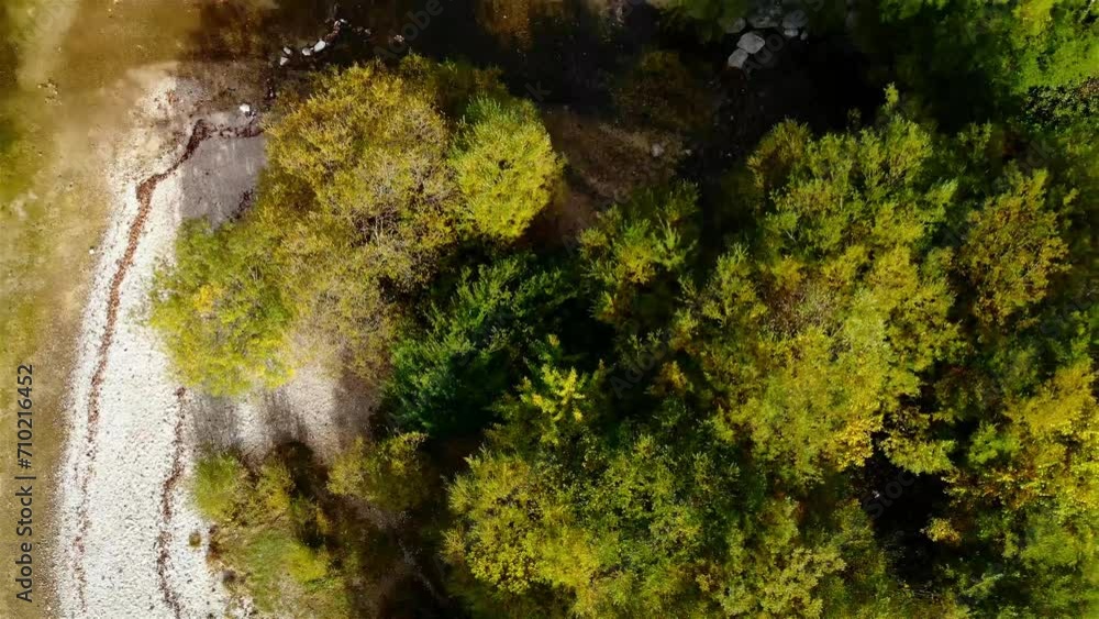 Drohnenflug über den Bergen in schöner Landschaft Drohnenflug über den Bergen in schöner Landschaft
