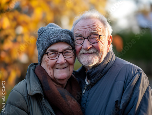Ein älteres Ehepaar lächelnd in der Natur im Herbst